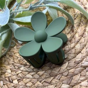 Flower 🌺 hair clip